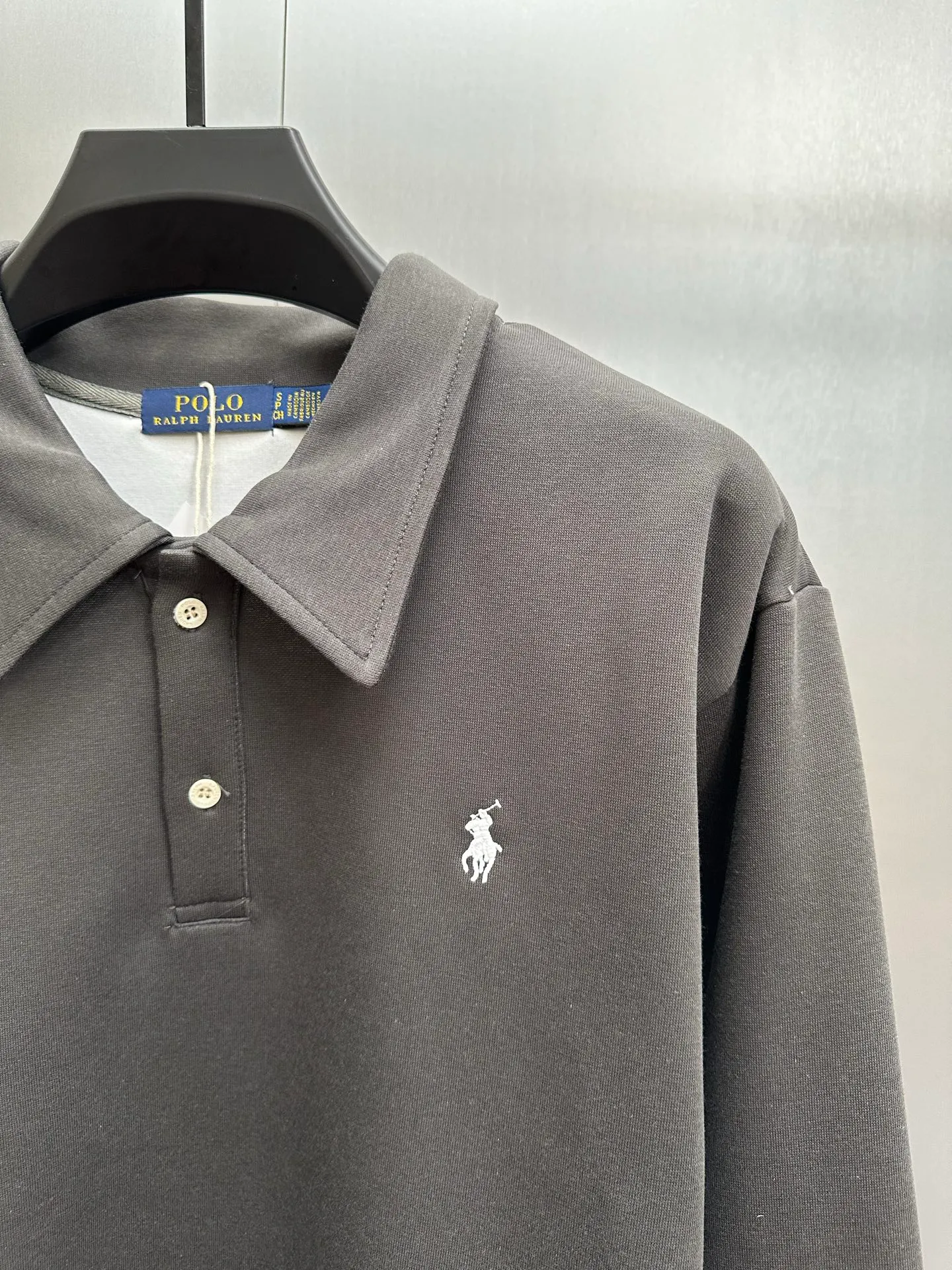 P260 Ralph Lauren/Ralph Lauren 2025 new lapel sweatshirt, classic pony logo embroidered Polo shirt, simple and versatile ~ super delicate and soft, close to the body without being tied. Perfectly reflects the brand's sense of superiority. The fabric is full of three-dimensionality, the loose fit is standard, comfortable to stretch, unrestricted in movement, and highly practical to wear. Classic and simple style, with pony embroidery pattern on the chest, imported machines, three-dimensional and full. Original Polo milk white buttons, taking into account warmth and cool lines. Whether worn alone or layered, you can create different styles of fashion with just one piece. The workmanship is exquisite and shipped from a major foreign trade factory. It is all done by master craftsmen with many years of experience. Everything is of high standards and requirements. All fabrics and accessories are original custom-made and of high quality. It perfectly embodies the brand's sense of superiority, is highly wearable, and is high-end and classy. Versatile and versatile!  Color: black, white, gray, brown, navy size: S M L XL